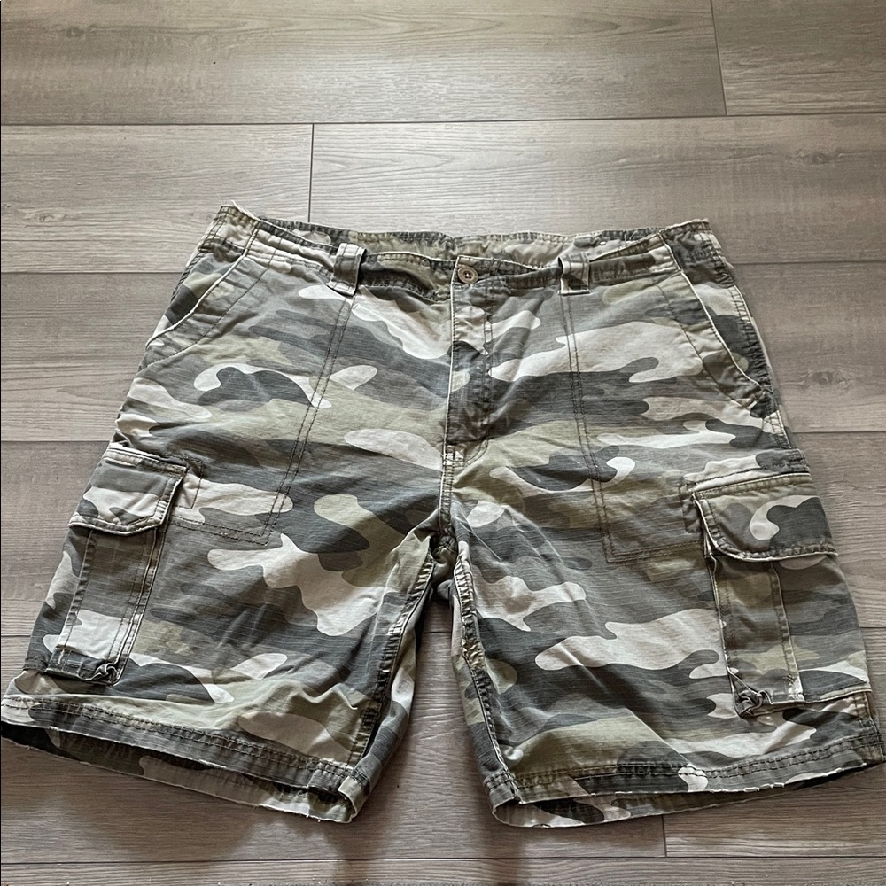 Magellan Outdoors Green Camouflage Cargo Shorts